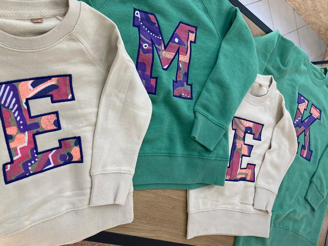 Sudaderas infantiles para hermanas y primos, iniciales con un aplique bordado 😍✨Ideas perfectas